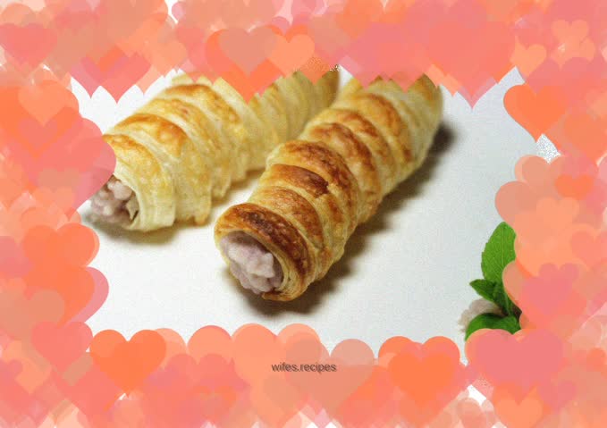 Cream strawberry cranberry meringue sandwich roll