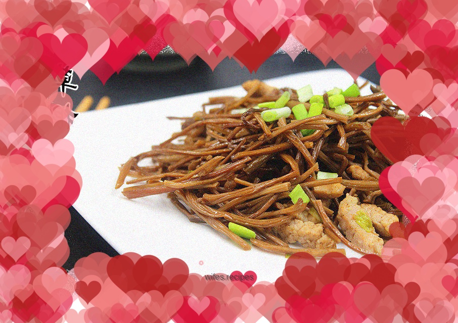 Stir-fried pork with sweet potato stalks