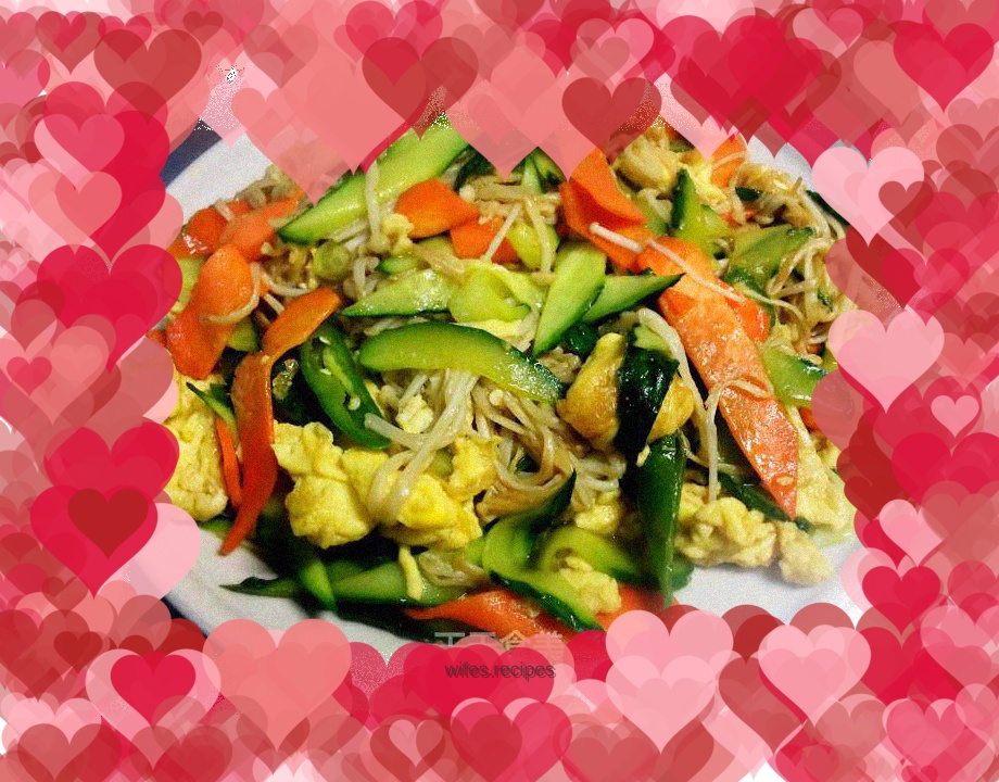 Scrambled eggs with cucumber and enoki mushrooms