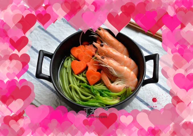 Shrimp and Chicken Noodle Soup with Spinach Sauce