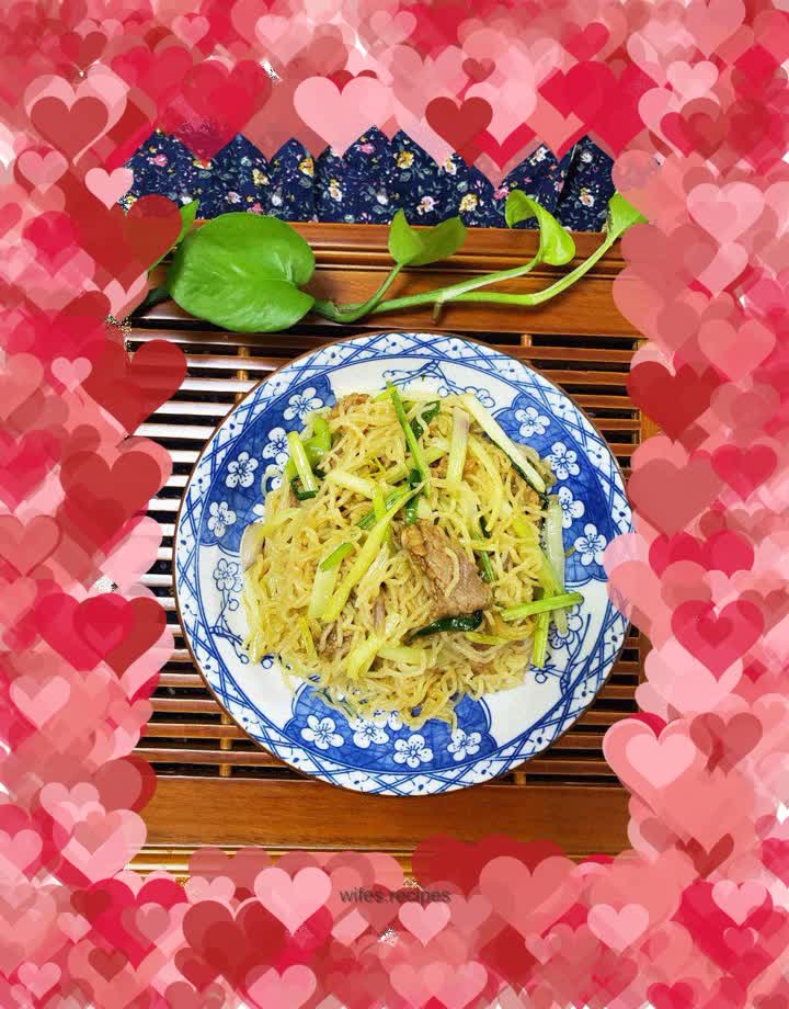 Fried Rice Noodles with Parsley and Chive Yellow Pork Slices