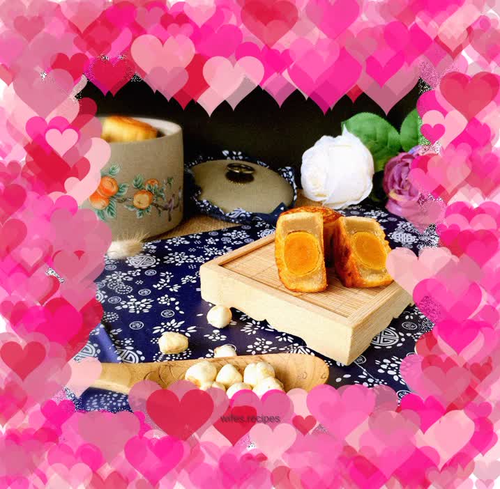 Lotus Paste and Egg Yolk Mooncake