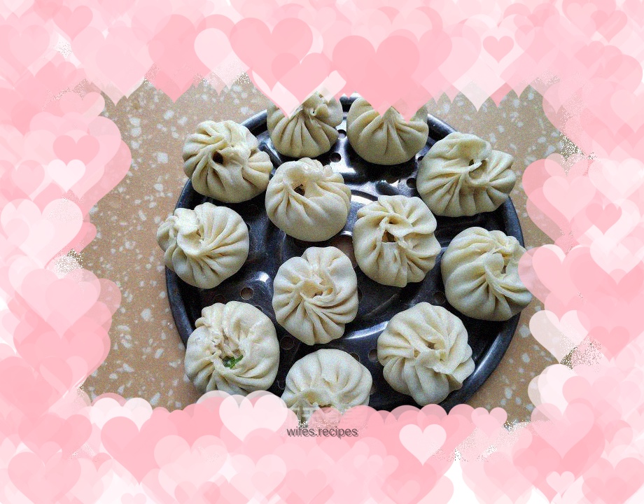 Steamed buns with pumpkin and meat filling