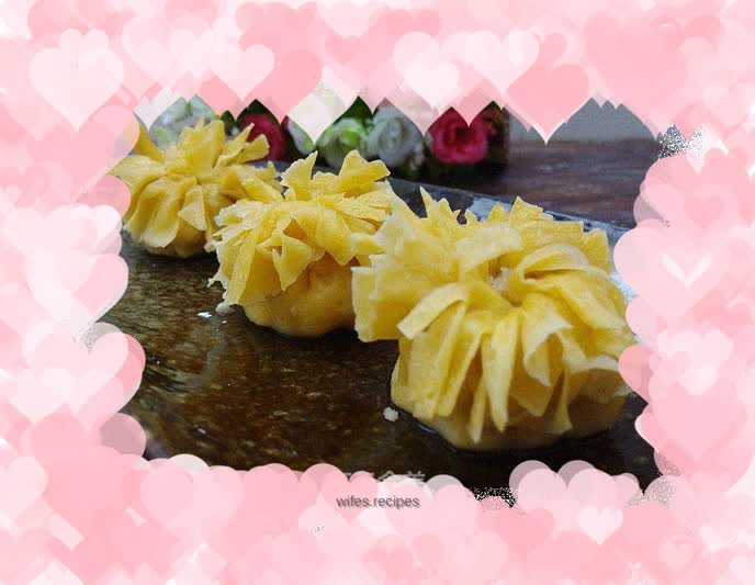 Steamed dumplings with egg yolk and chrysanthemum