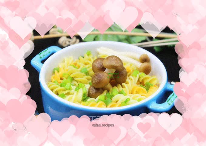 Macaroni with shimeji mushrooms