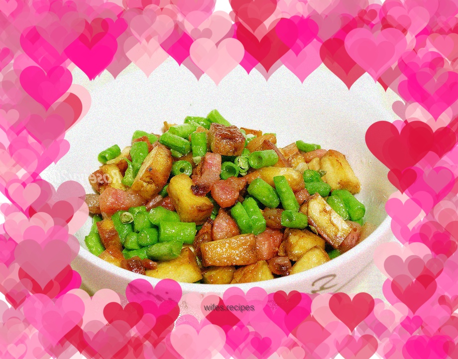 Stir-fried cowpeas and dried beans with bacon