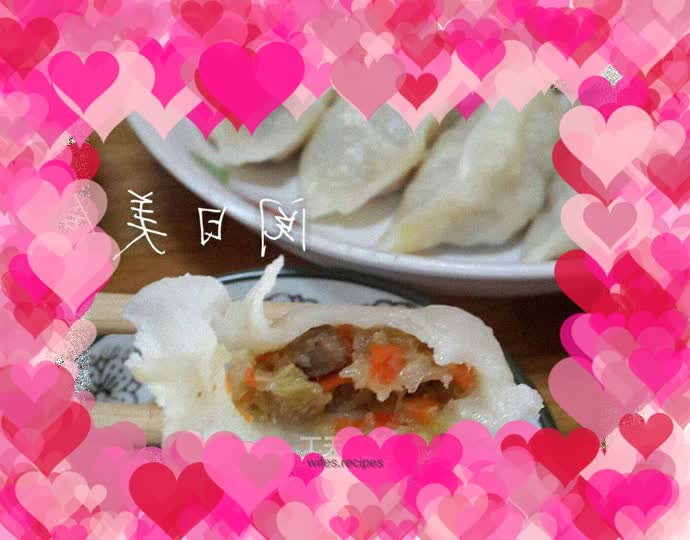 Steamed dumplings stuffed with dried sausage and cabbage