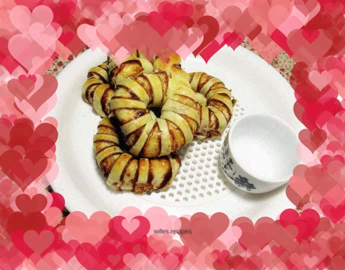 Red bean paste garland bread