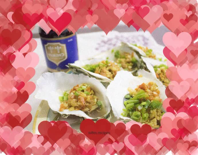 Steamed oysters with chopped pepper and garlic