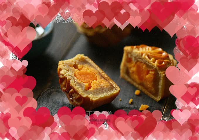 Lotus Paste and Egg Yolk Mooncake