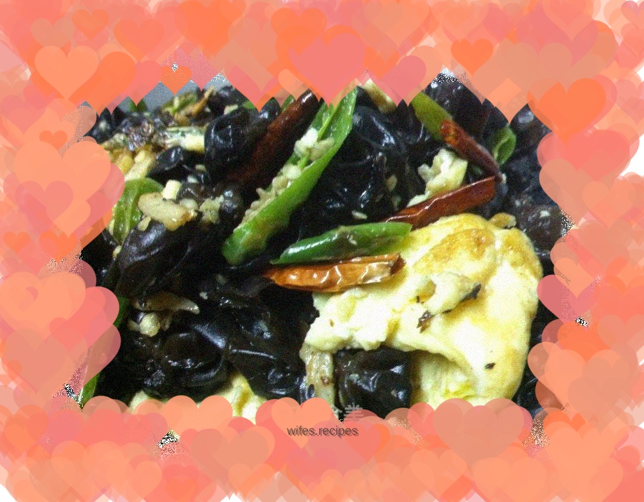 Scrambled eggs with double pepper and fungus