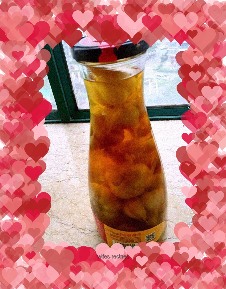 White garlic soaked in vinegar