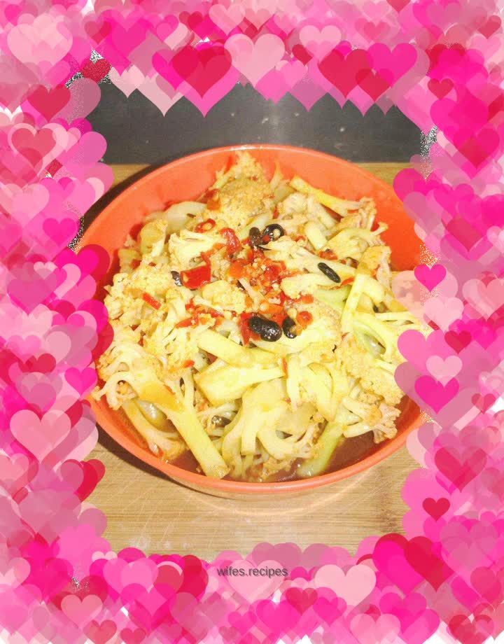 Cauliflower with black beans and chopped pepper