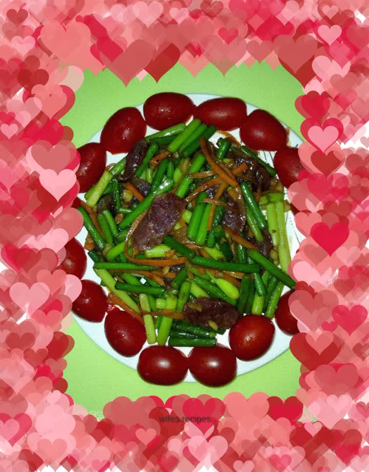 Fried Sausage with Garlic Moss and Shredded Carrots