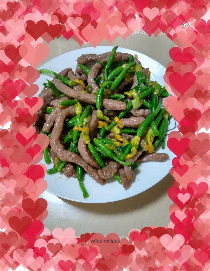 Stir-fried beef strips with cucumber flowers