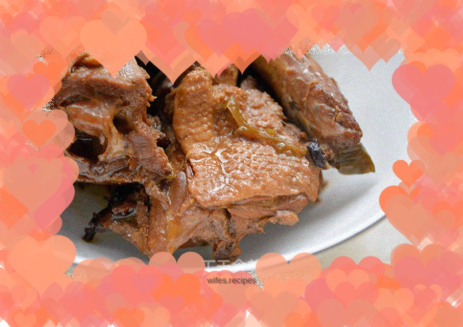 Finger-sucking chicken rack with sauce—a snack for daddy