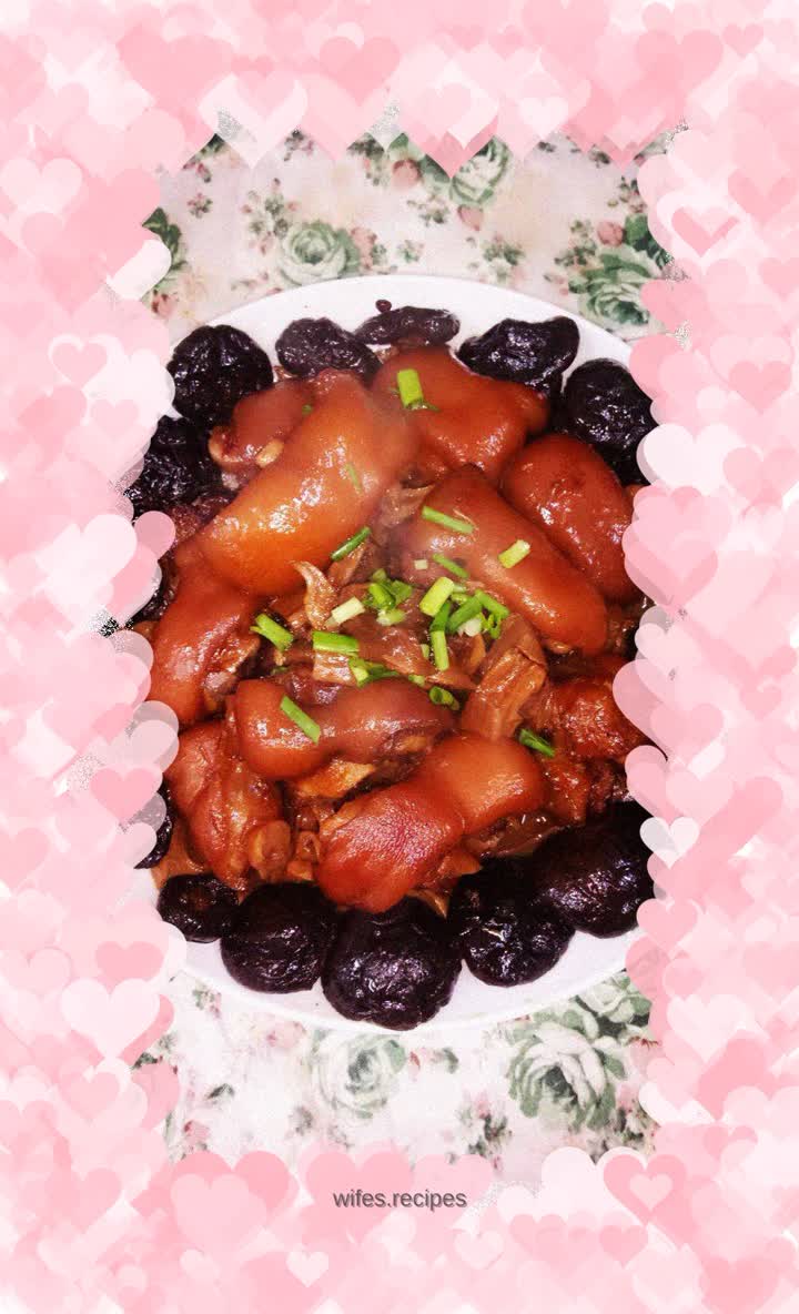 Braised Pork Knuckles with Dried Mushrooms and Bamboo Shoots