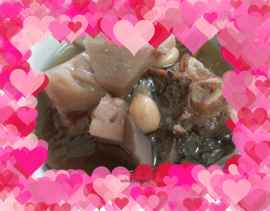 Lotus root soup that nourishes blood and nourishes skin