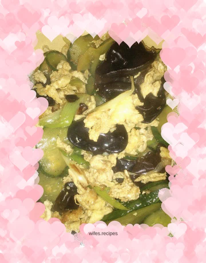 Scrambled eggs with cucumber and fungus