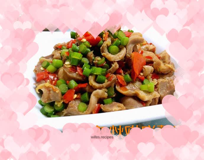 In winter, have a hot plate of fried chicken gizzards with garlic sprouts and pickled peppers!