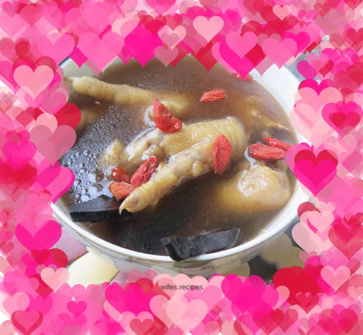 Nourishes the five internal organs, soothes the mind and aids sleep - Ganoderma lucidum and chicken feet soup