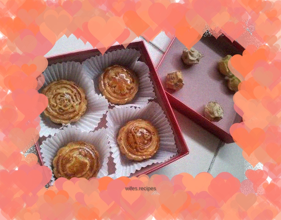 Cantonese-style mooncakes - homemade mooncakes with bean paste filling