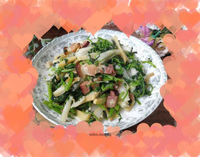 Stir-fried rice cake with bacon, red flowers and herbs