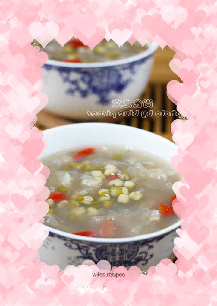 Rock sugar mung bean and white fungus soup