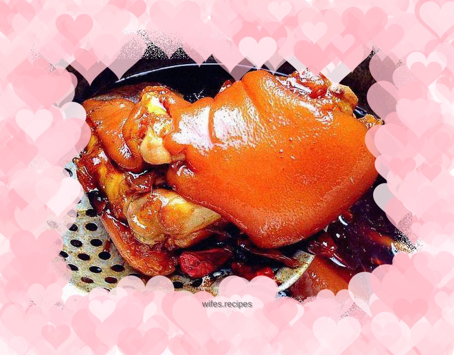 Making spicy braised pig trotters with brine