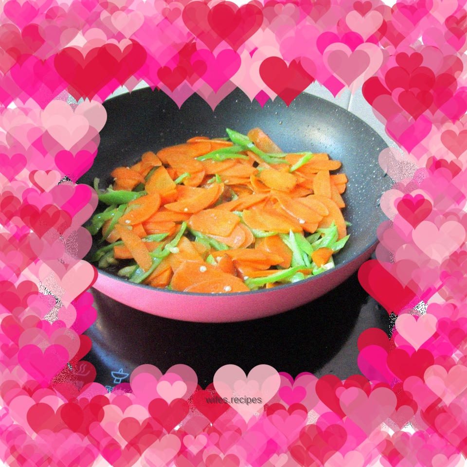 Dry roasted green pepper and carrot slices