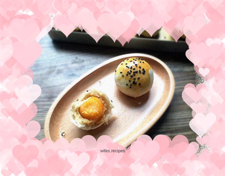 Lotus paste and egg yolk cake