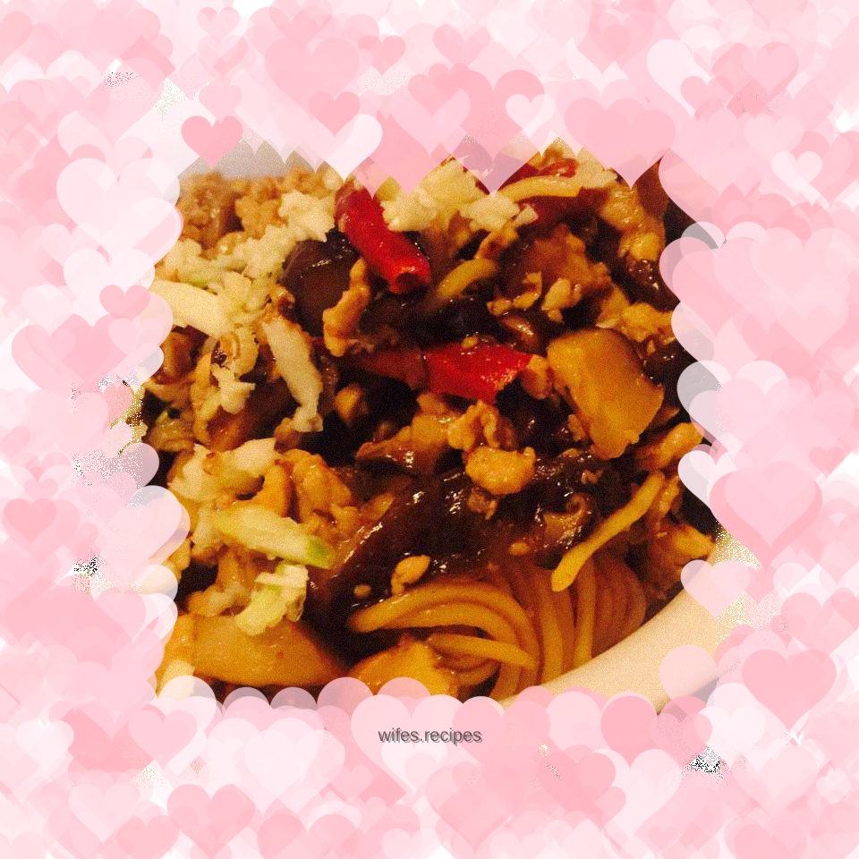 Braised noodles with mushrooms and chicken