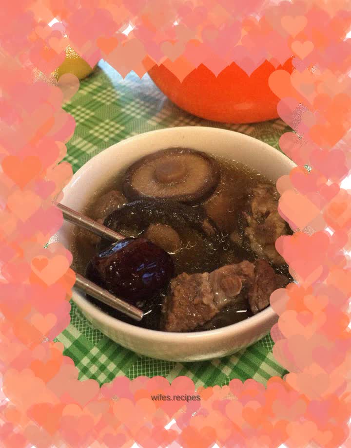 Pork ribs, mushrooms and jujube soup