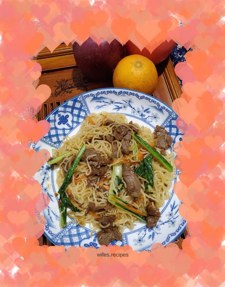 Fried rice noodles with carrots and beef