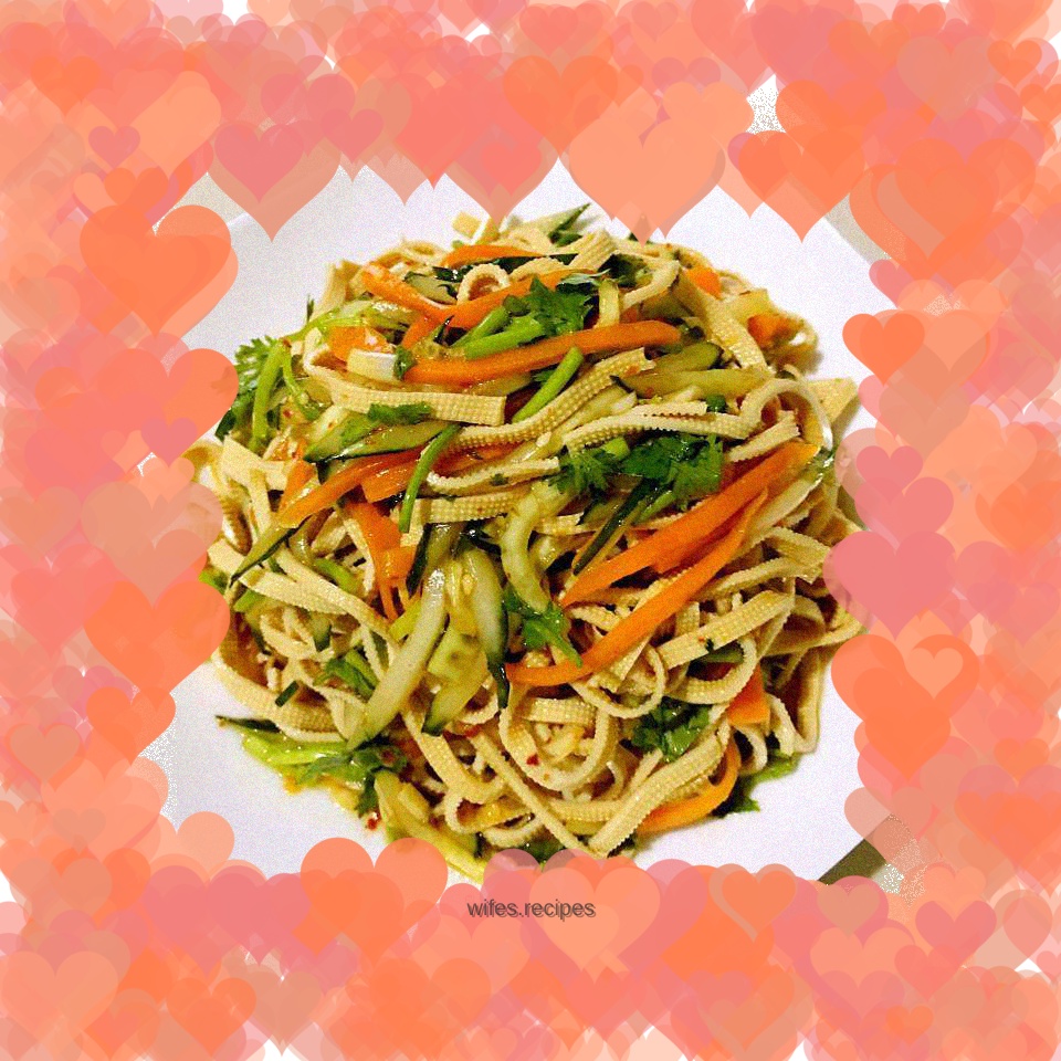 Cold bean curd, cucumber and carrot shreds