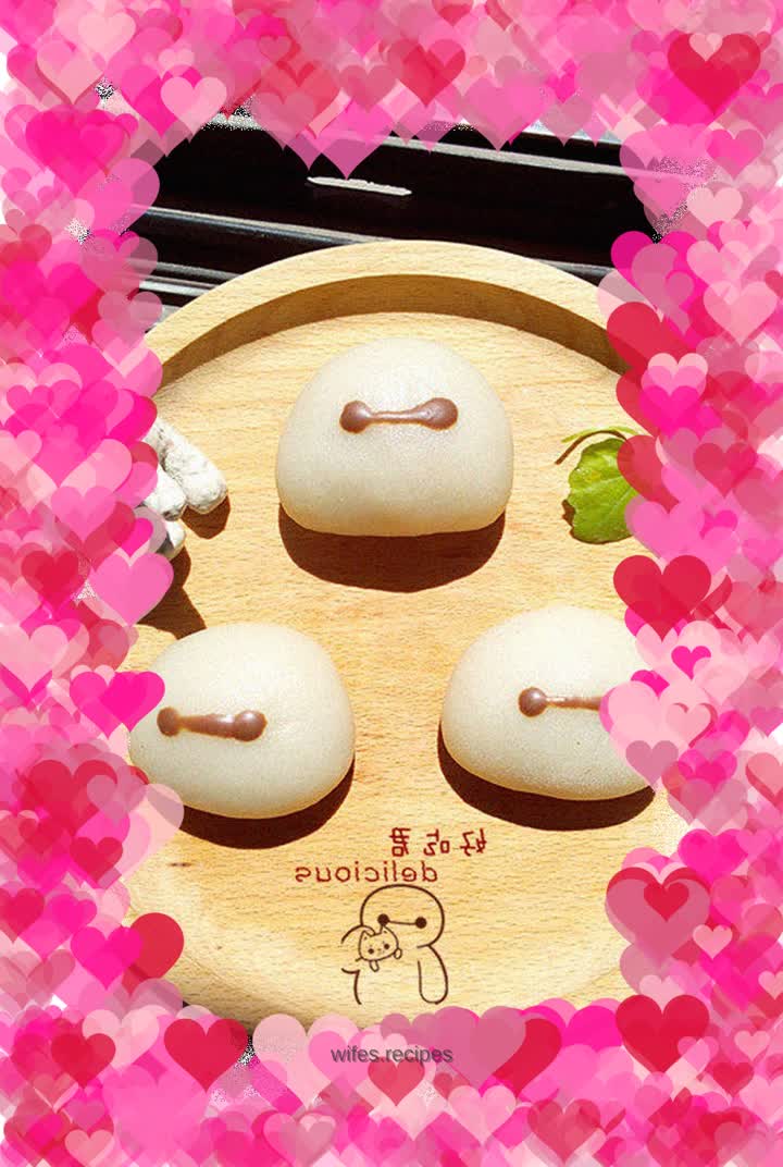 Warm and adorable large white glutinous rice cakes