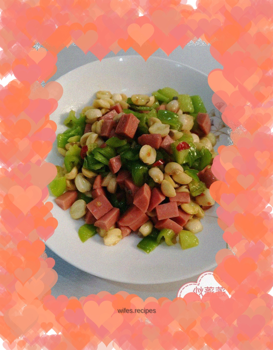 Stir-fried green and red peppers with lotus pods