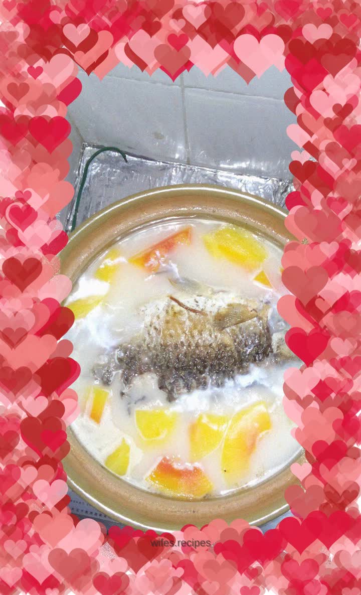 Papaya and crucian carp soup