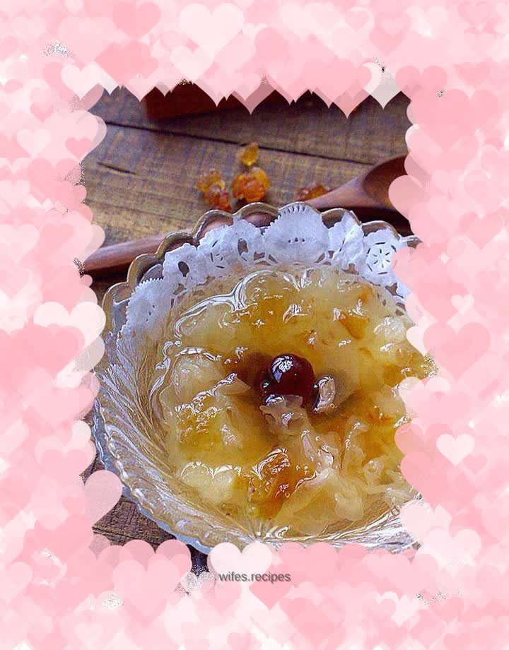 Peach gum and white fungus nourishing soup